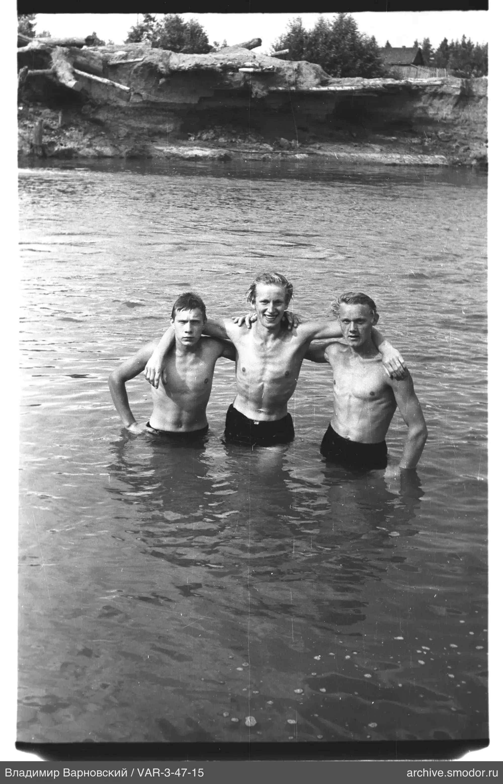 Группа мужчин в воде у берега