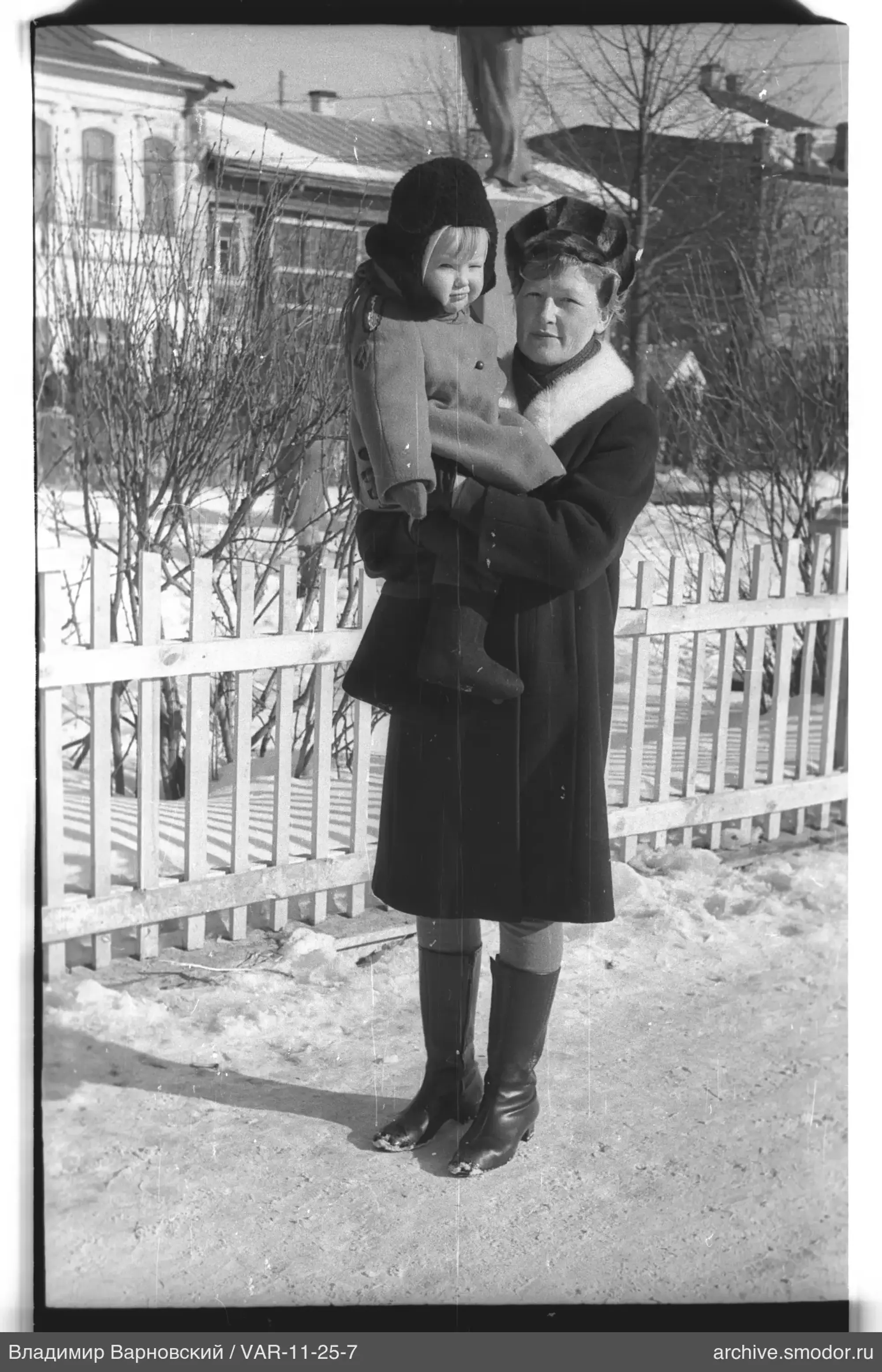 Frau mit Kind im Winter auf der Straße