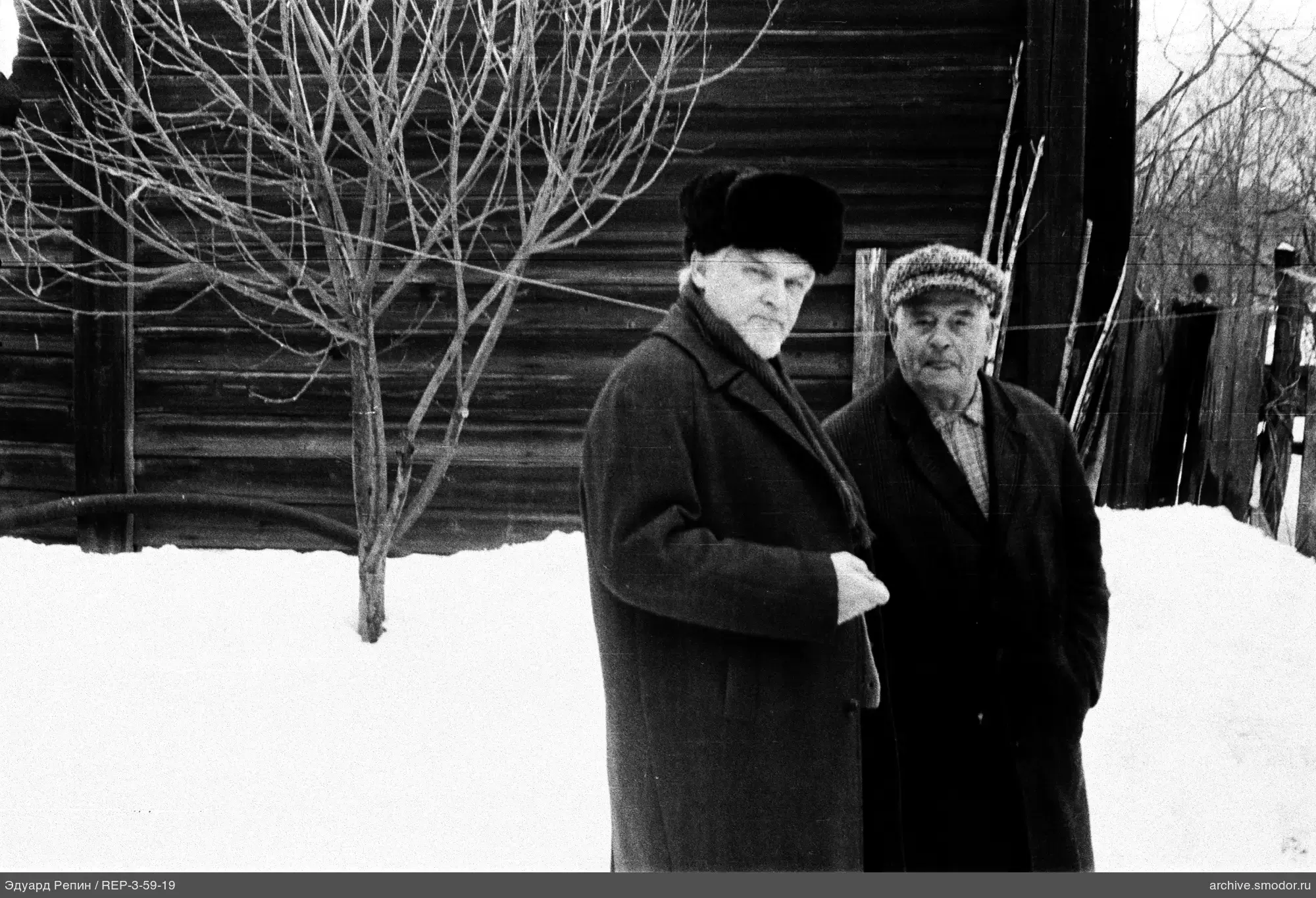 Zwei ältere Männer im Winter