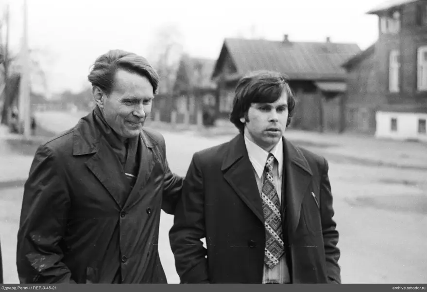 Два мужчины идут по улице