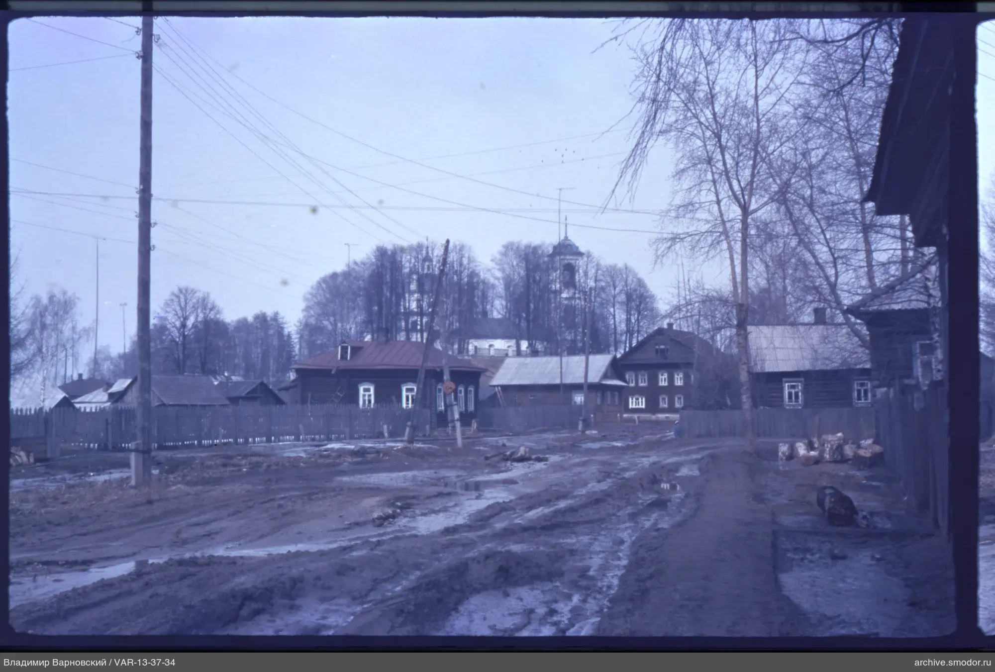 Dorfstraße mit Kirche und Häusern