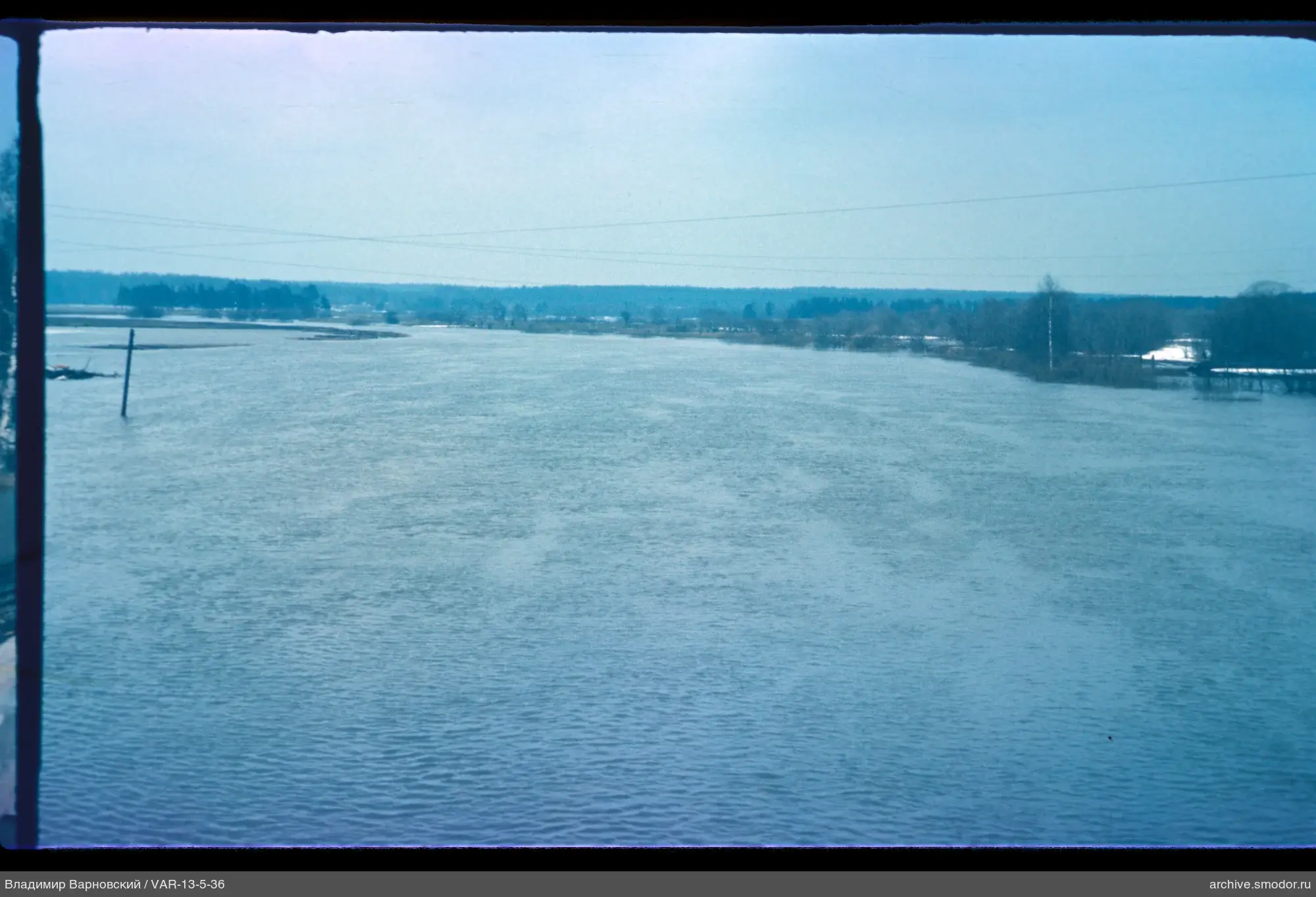 Fluss mit Bäumen und Schneeresten