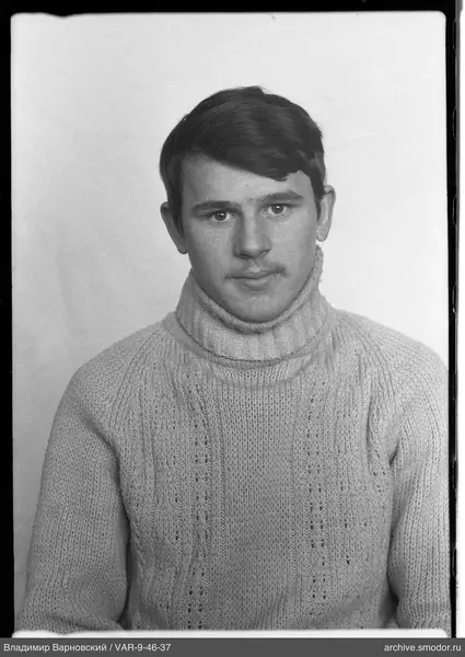 Porträt eines Mannes in hellem Pullover