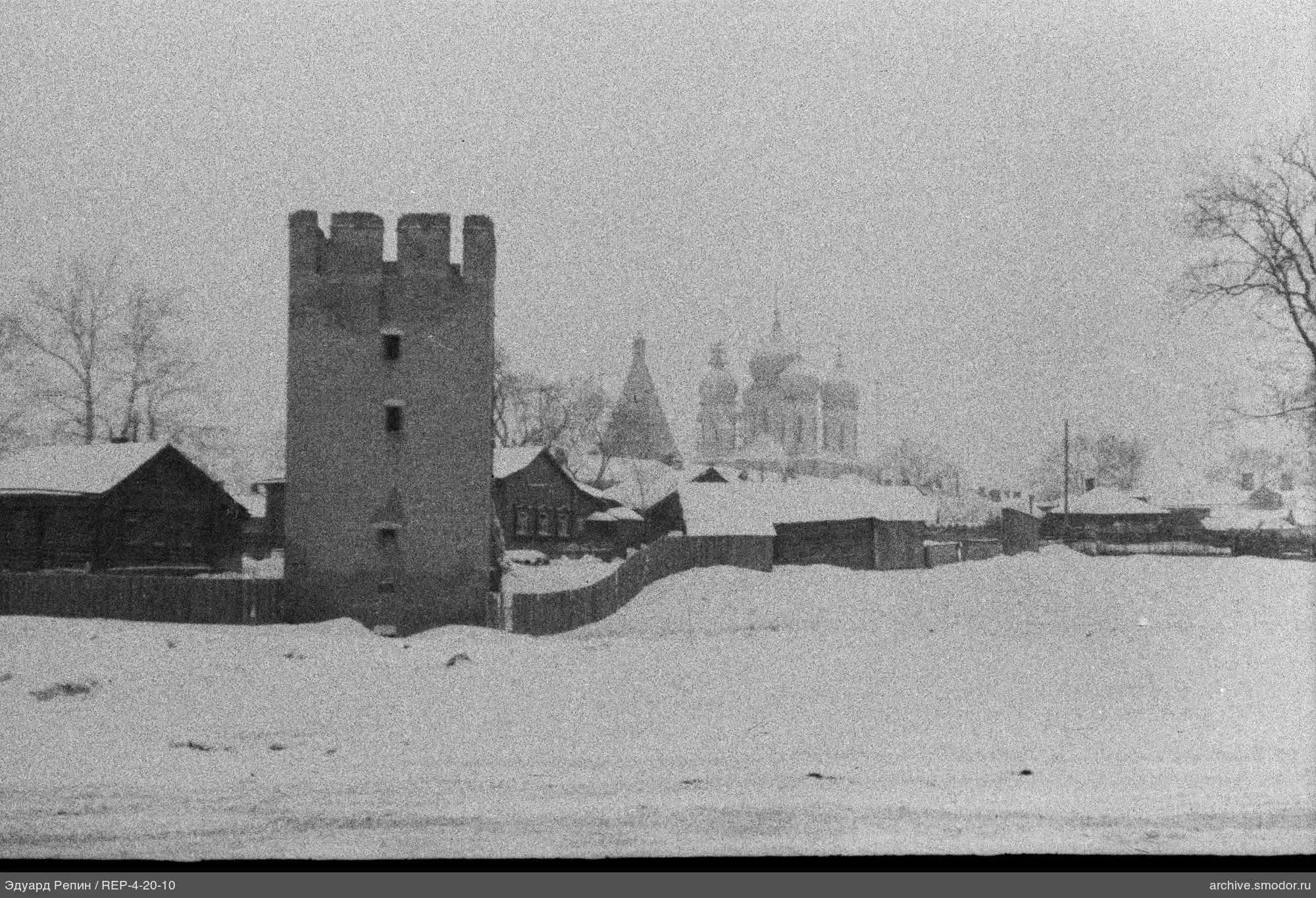 Высокая каменная башня и церковь