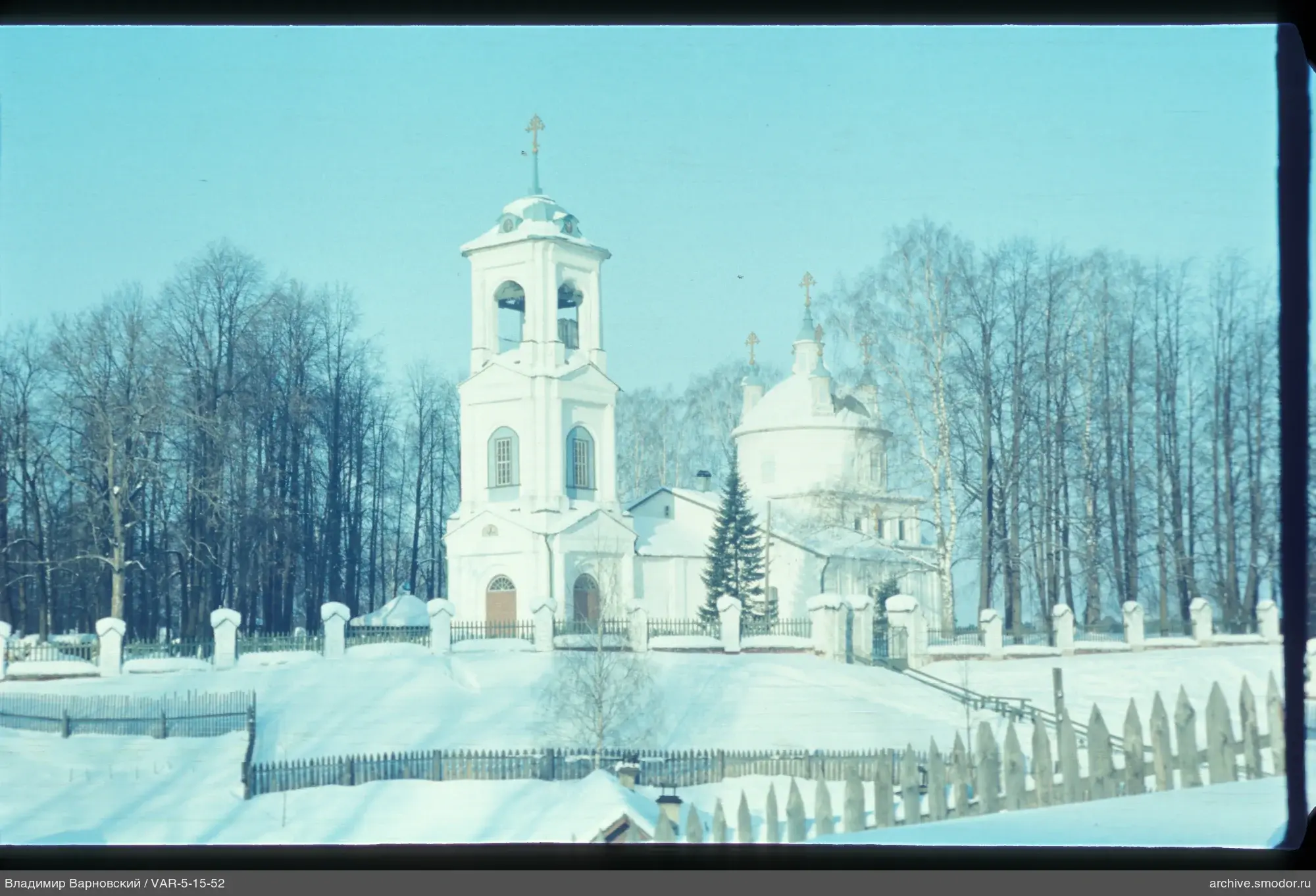 Ansicht einer weißen Kirche mit Kuppel und Glockenturm