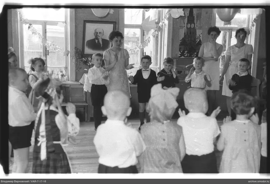 Kinder und Frauen bei einer Veranstaltung