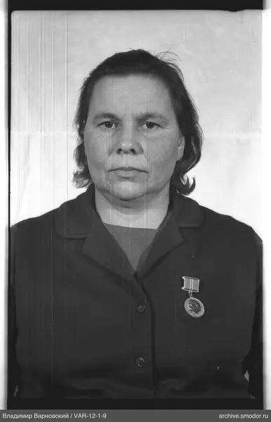 Porträt einer Frau mit Medaille