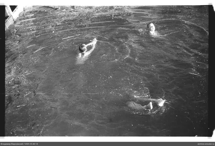 Menschen im Wasser am Ufer