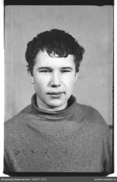 Porträt eines Mannes in hellem Pullover