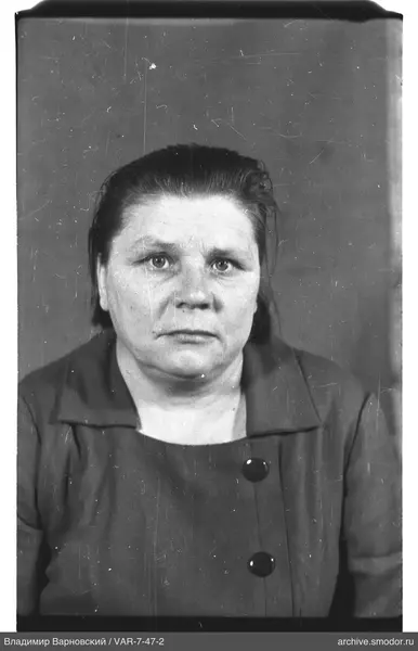 Porträt einer Frau in dunkler Kleidung