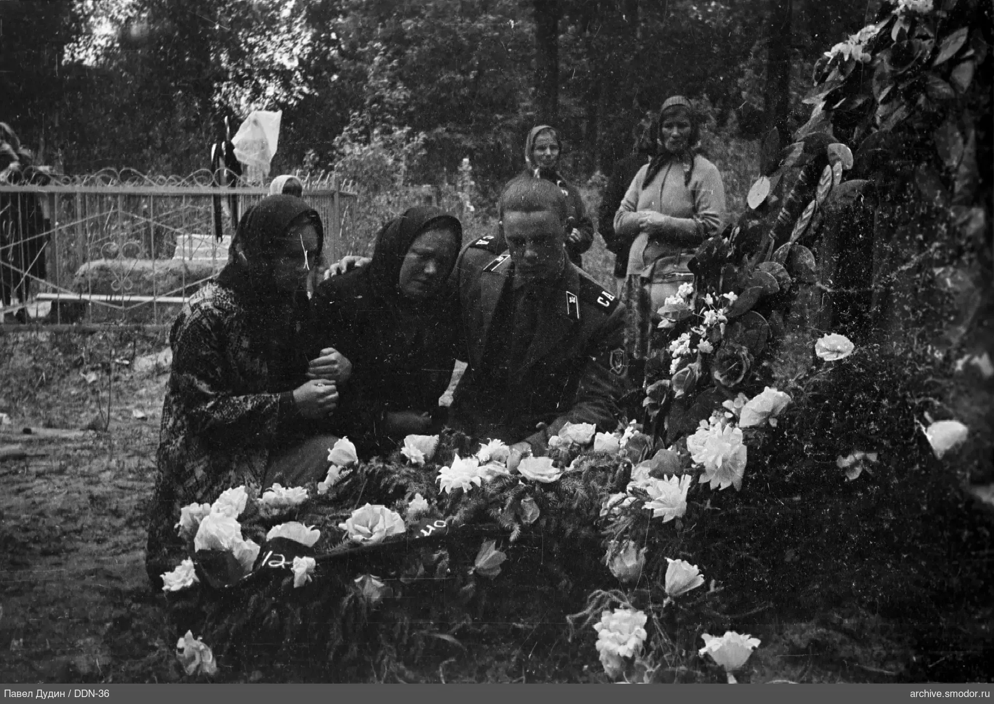 Могила с венками и цветами