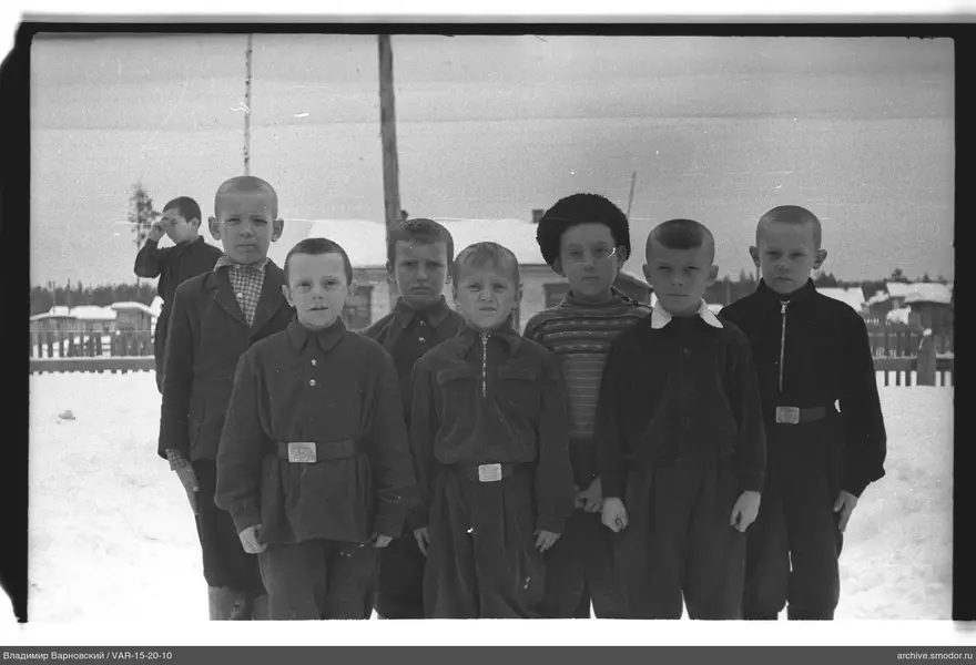 Gruppe von Jungen im Schnee