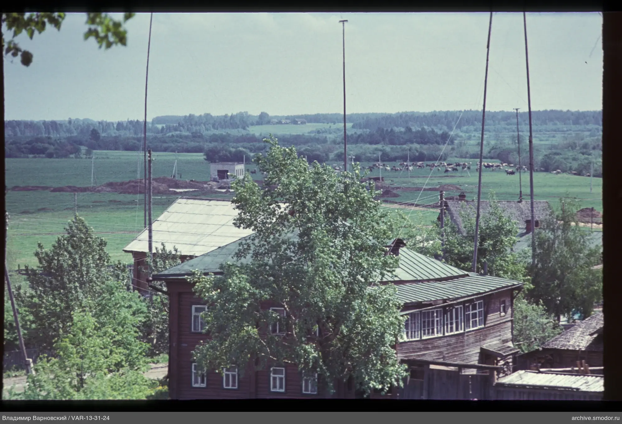 Holzhäuser und Metallmast
