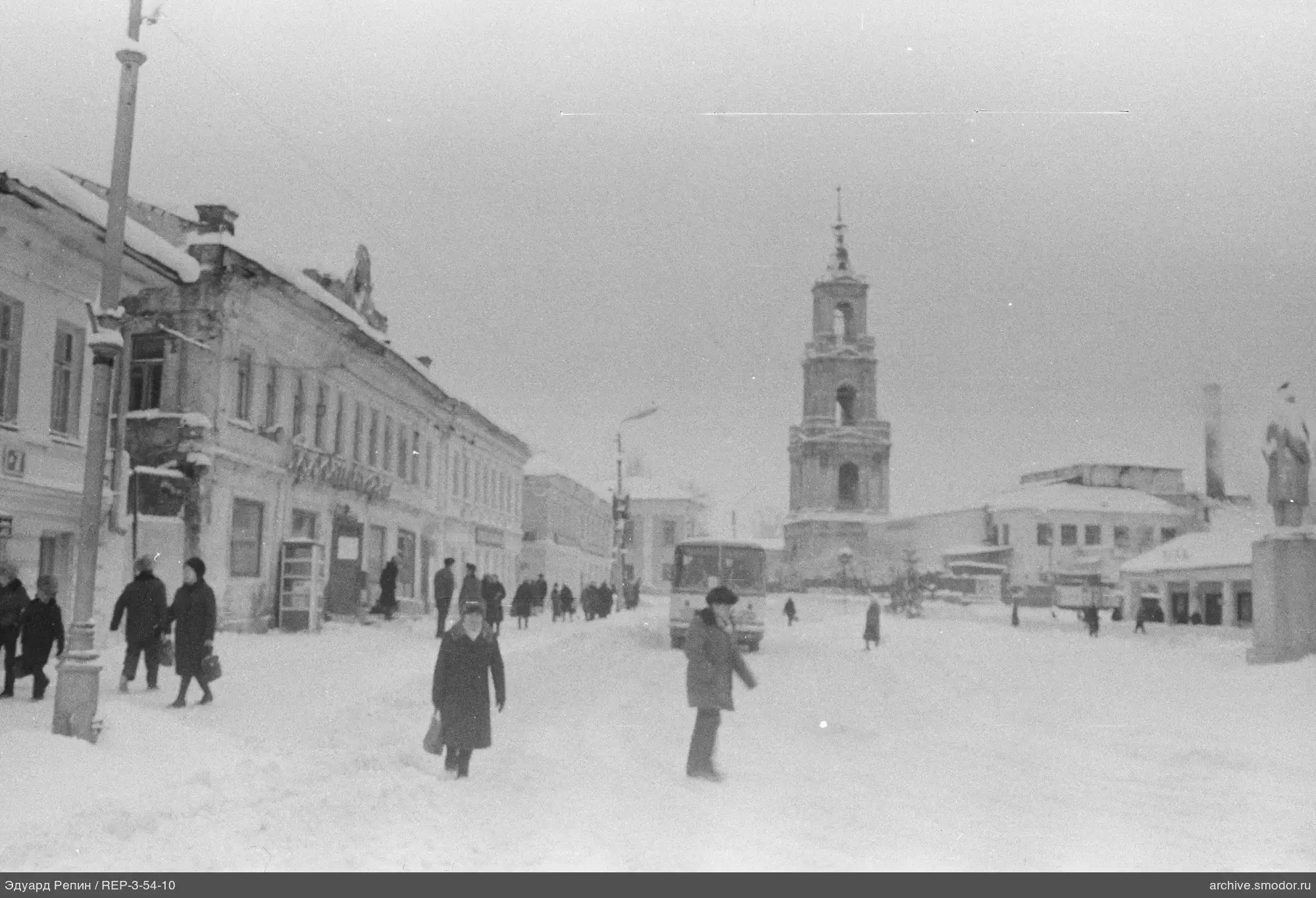 Городская улица зимой с пешеходами и автобусом