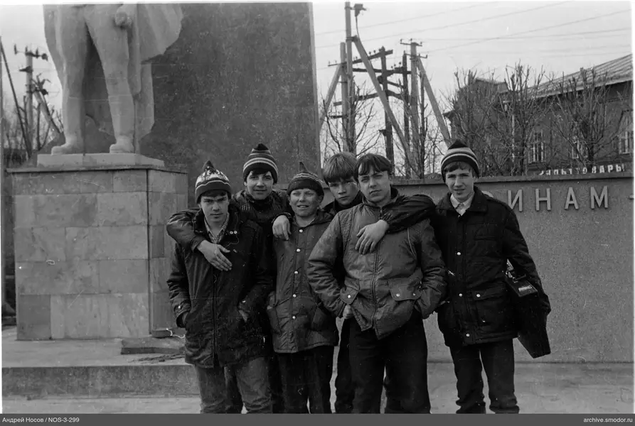 Группа мальчиков у памятника