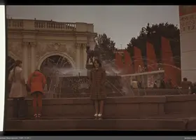 Frau am Brunnen mit Frauen