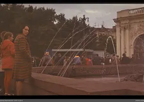 Menschen am steinernen Brunnen