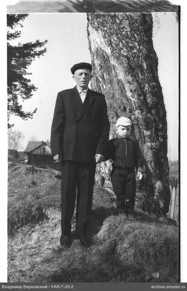 Gruppe mit Mann und Junge bei Baum