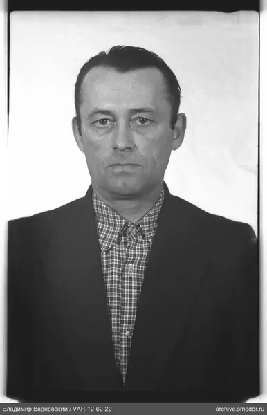 Портрет мужчины в темном пиджаке
