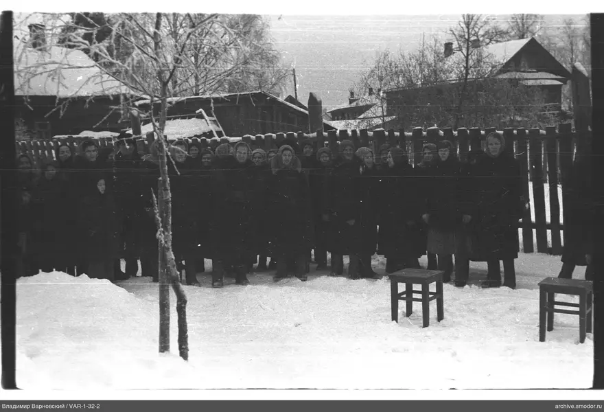 Групповой портрет на снегу у деревянного забора