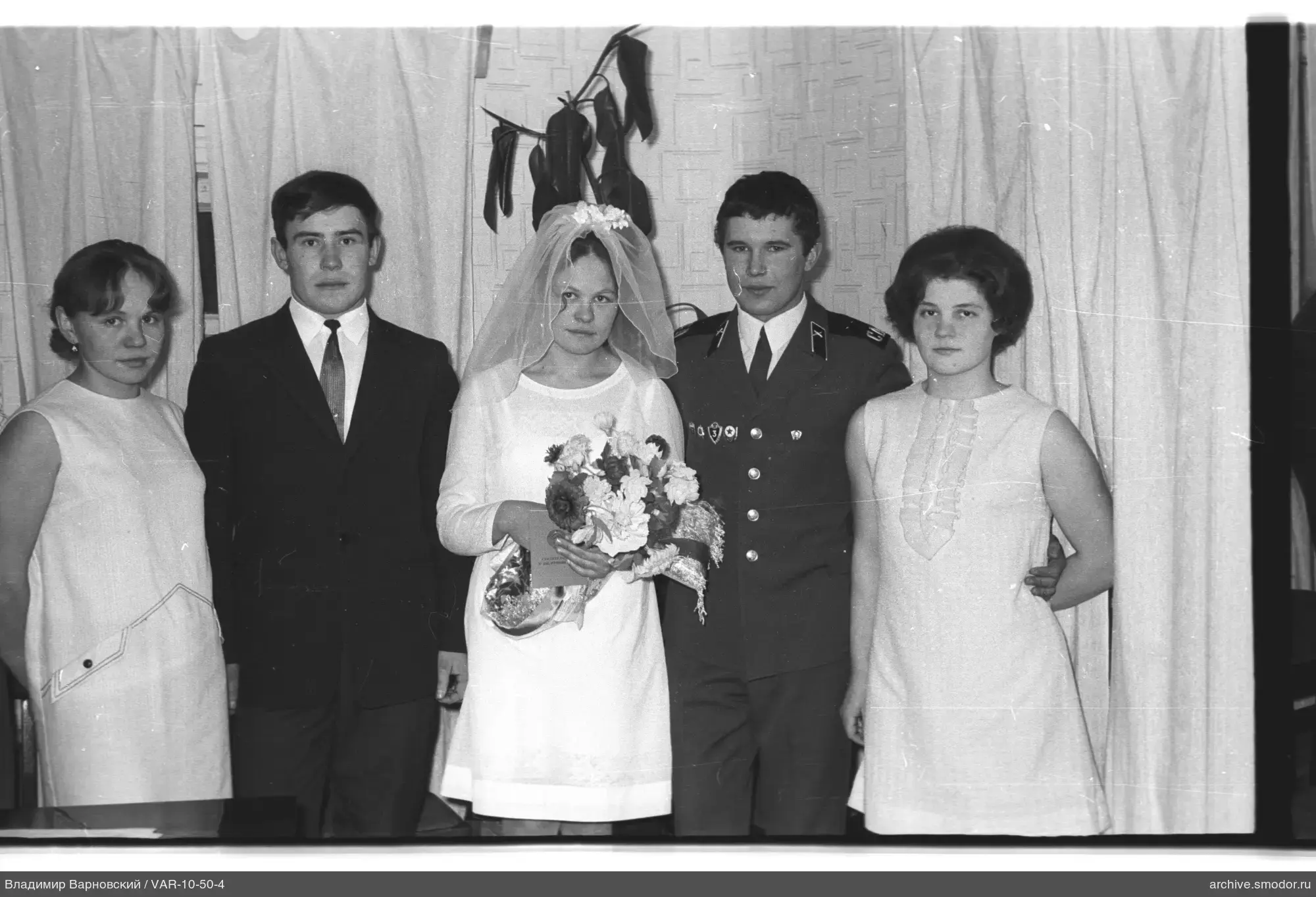 Gruppenporträt mit Frau im Hochzeitskleid