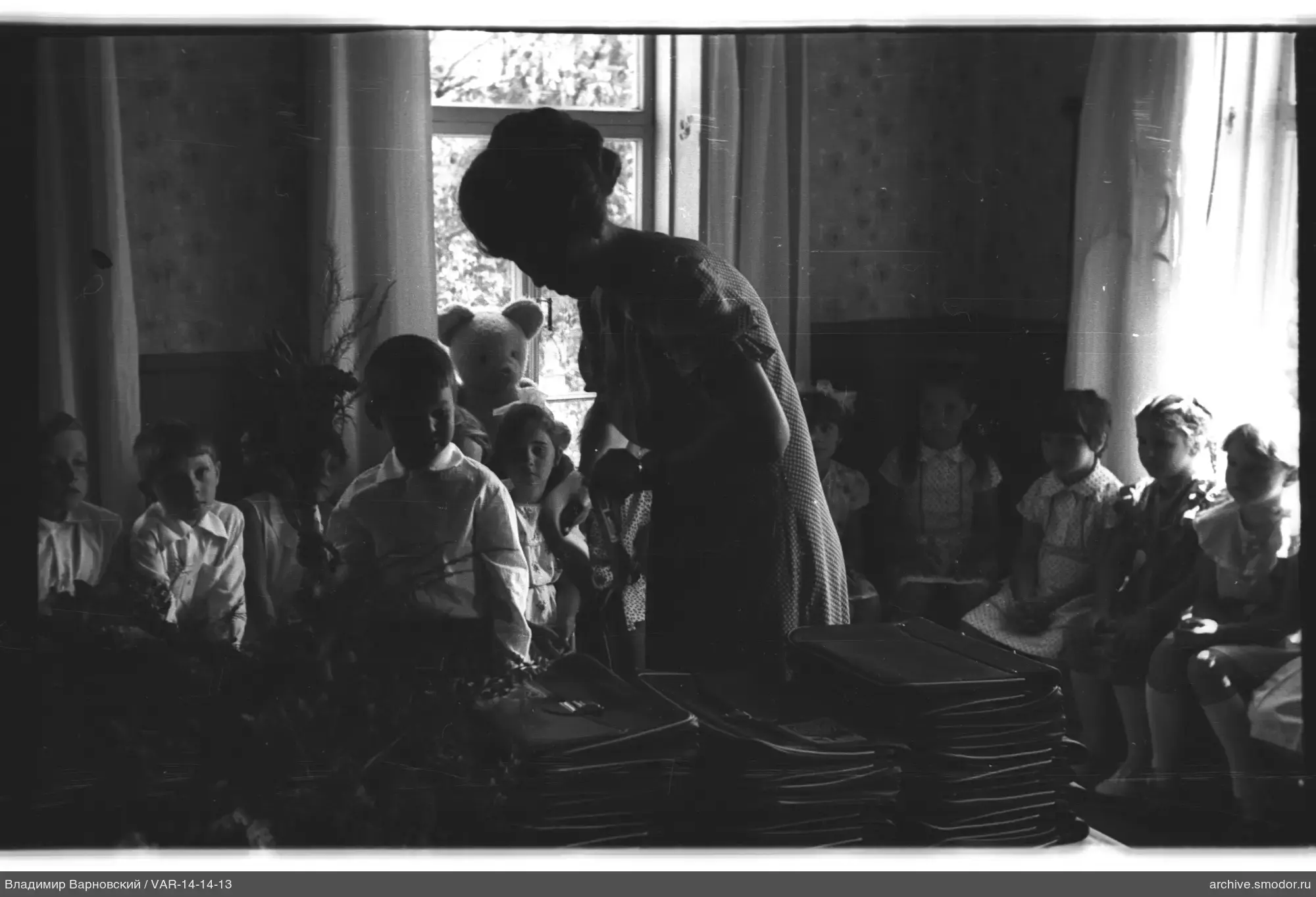 Frau mit Ordnern und Kindern am Tisch