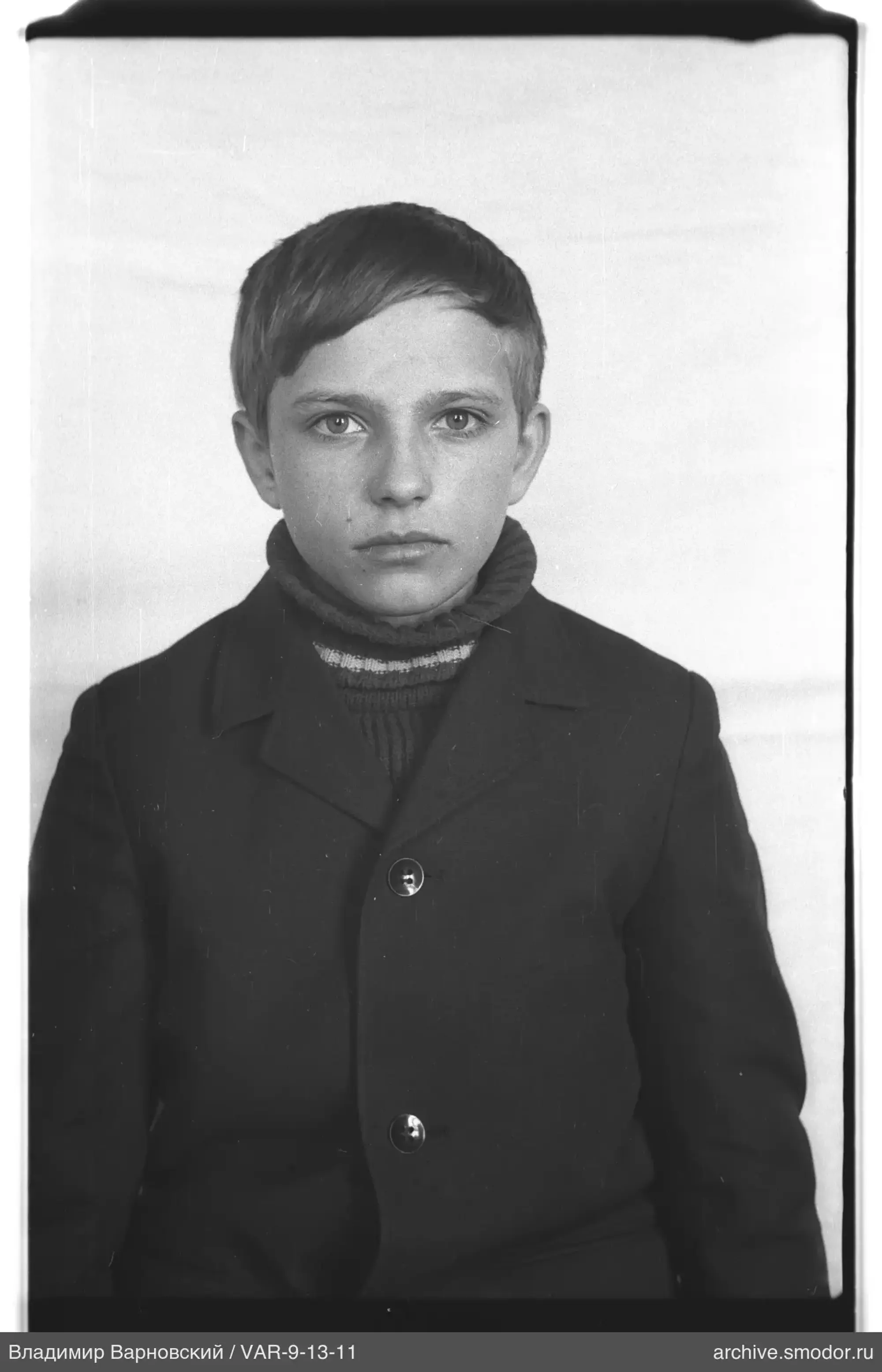 Porträt eines Jungen in dunkler Jacke