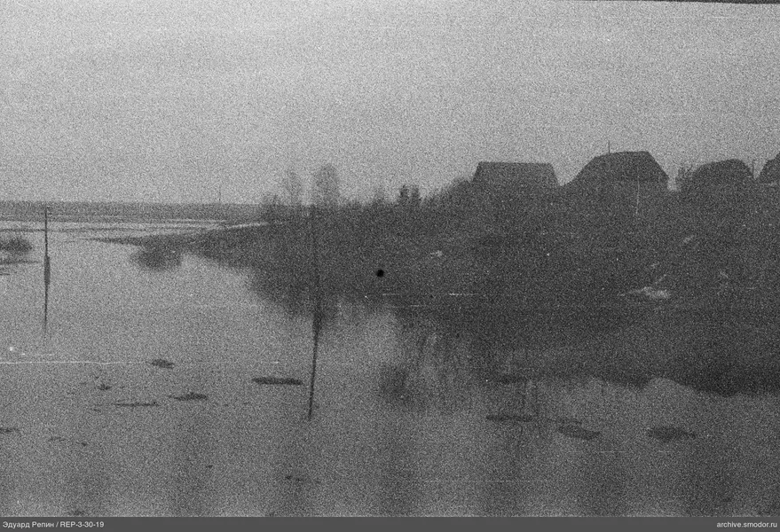 Fluss mit Holzpfählen und Häusern