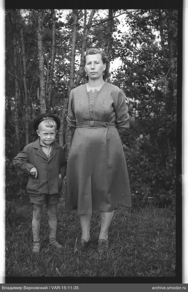 Frau und Junge vor Bäumen