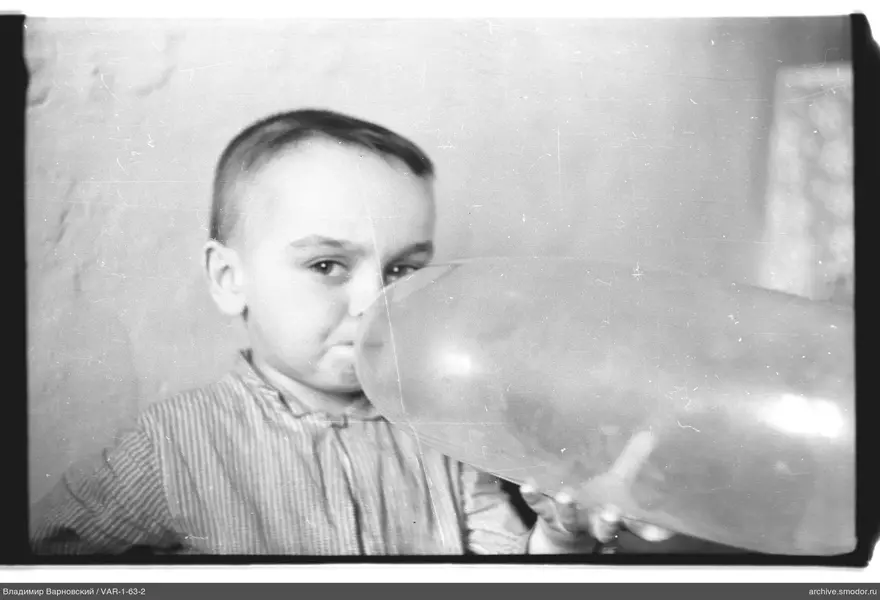 Junge mit Ballon