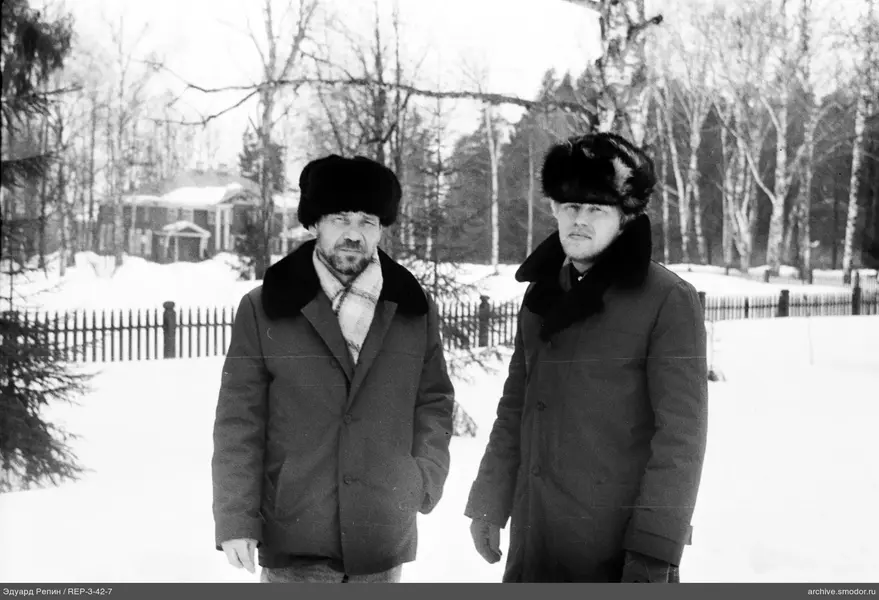 Два мужчины в зимней одежде на улице
