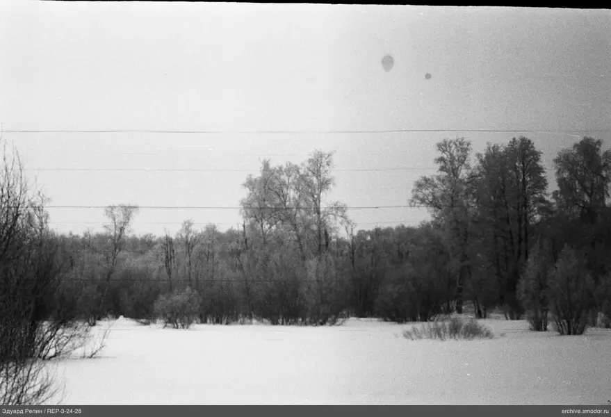 Schneebedecktes Feld und Heißluftballons