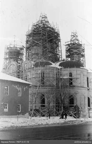 Bau einer Kirche mit drei Kuppeln
