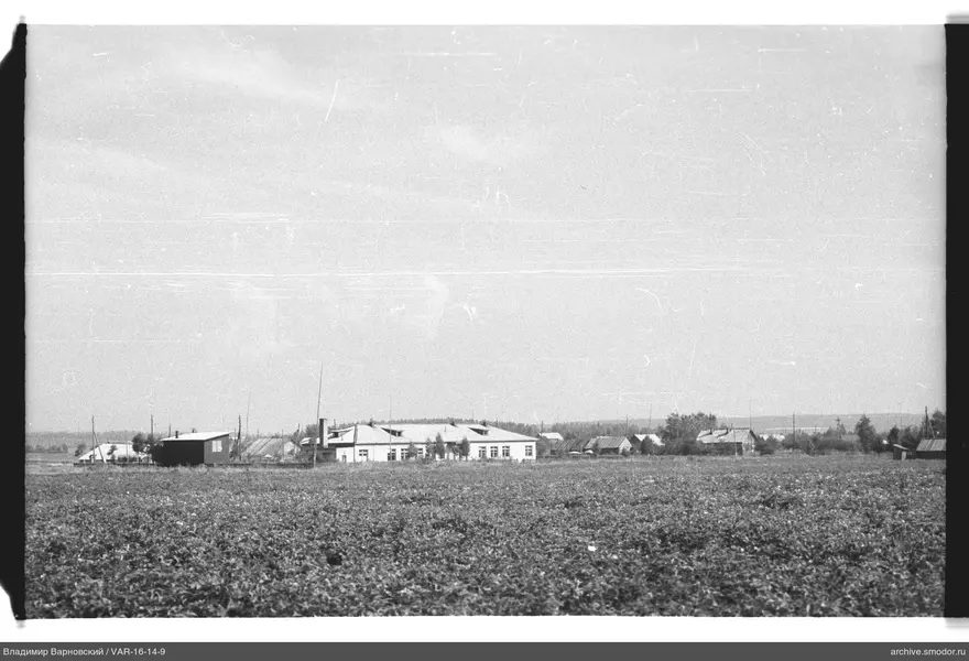 Landschaft mit Feld und Gebäuden