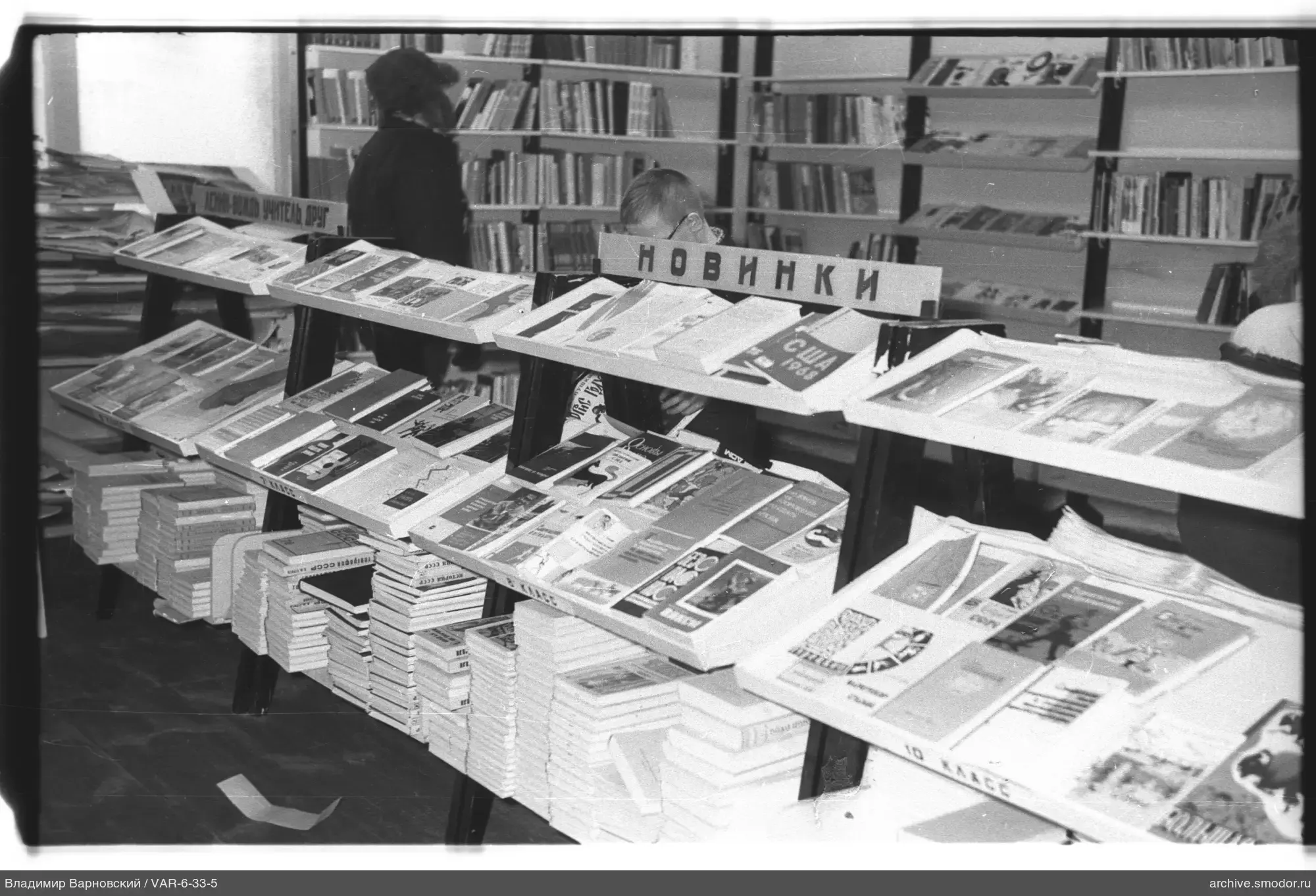 Ausstellungstische mit Büchern und Besuchern