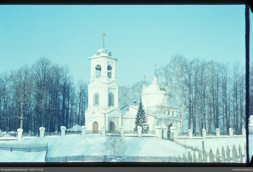 Белая каменная церковь с колокольней