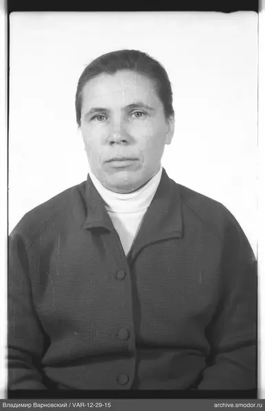 Porträt einer Frau in hellem Rollkragenpullover