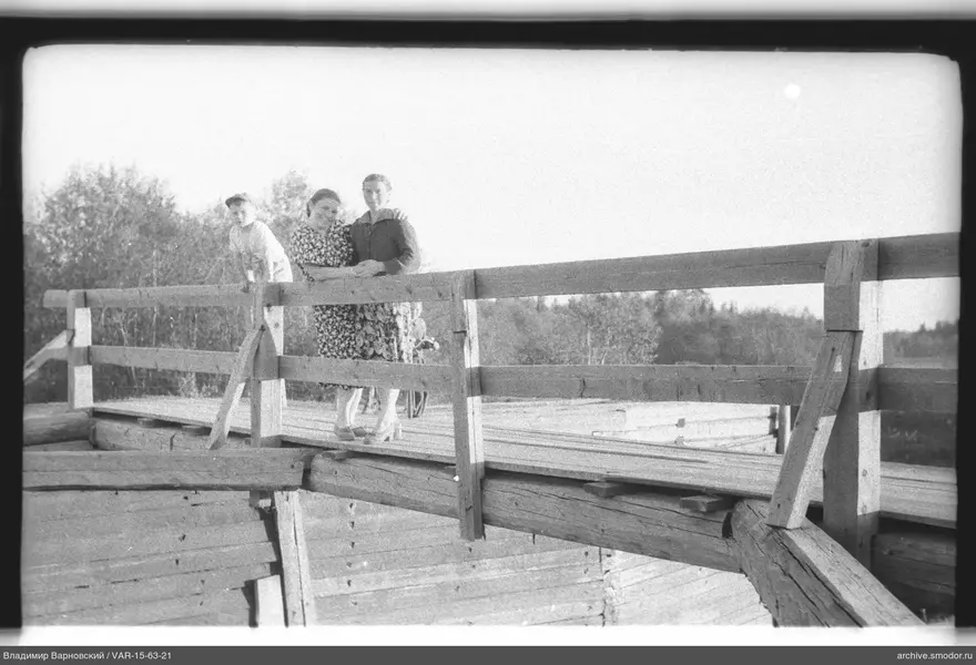 Gruppenporträt auf einer Holzbrücke