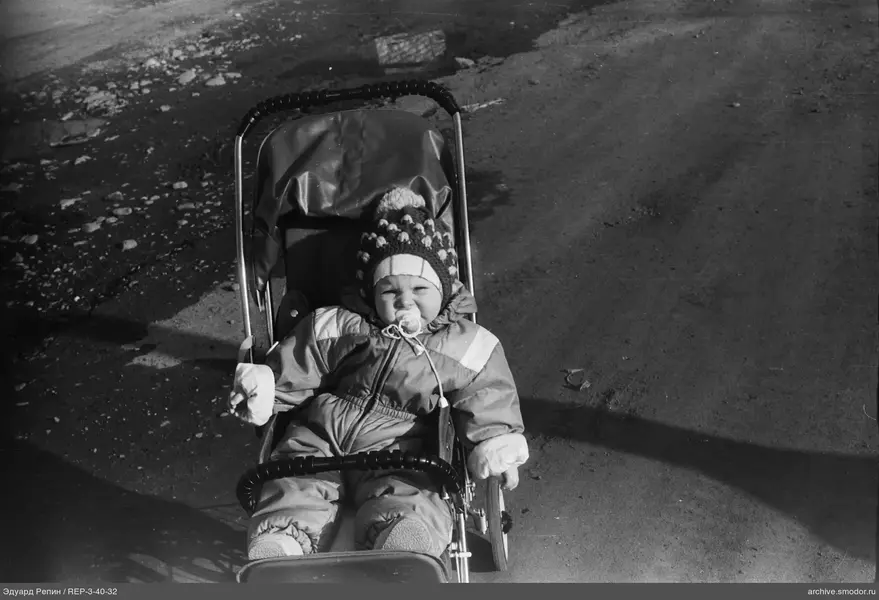 Kind im Kinderwagen auf der Straße
