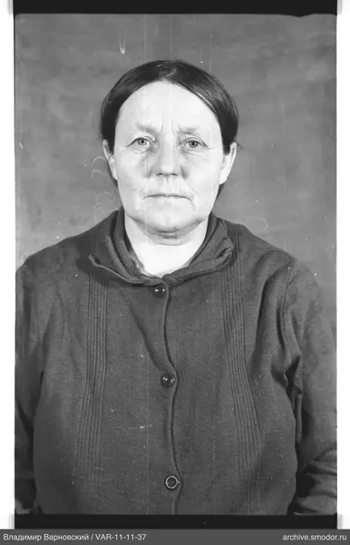 Porträt einer Frau in dunkler Strickjacke