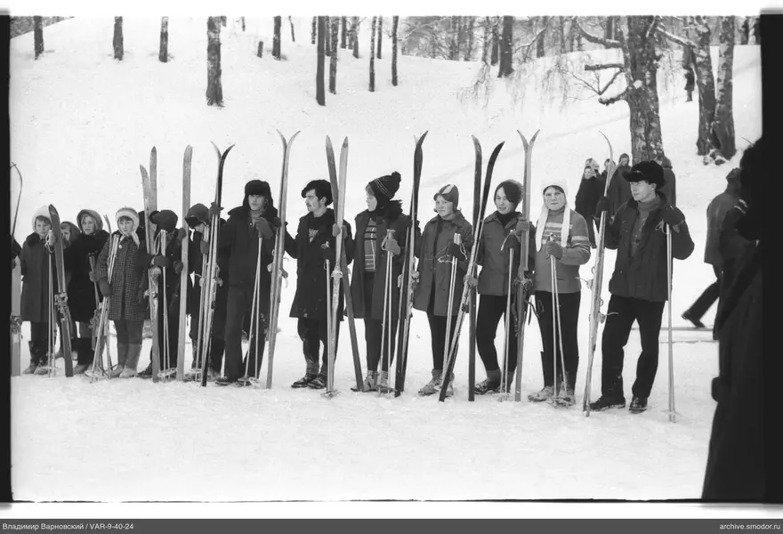 Gruppe von Skifahrern am verschneiten Hang