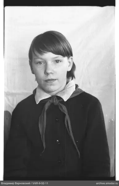 Porträt eines Mädchens mit Pionierhalstuch