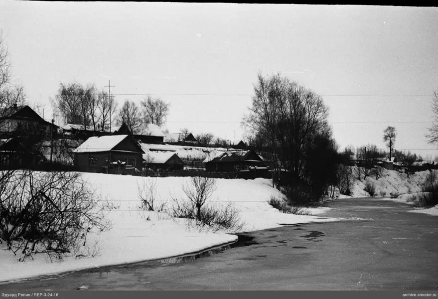 Winterschneelandschaft mit zugefrorenem Fluss