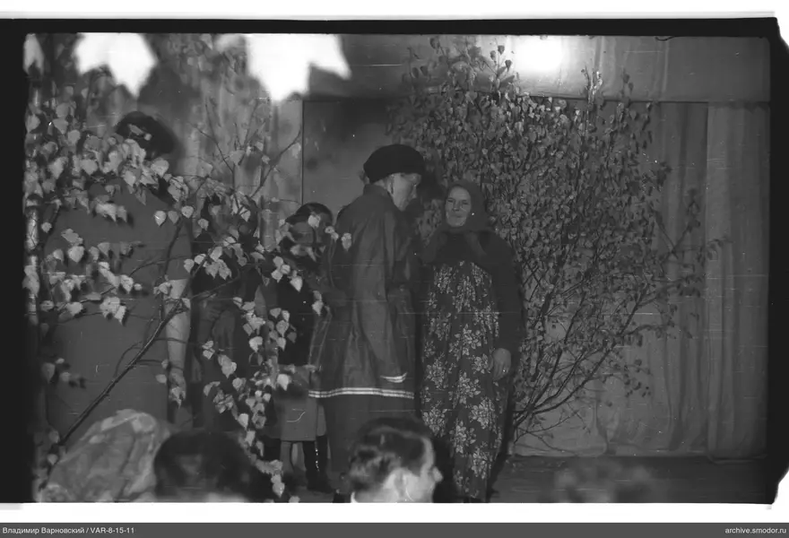 Szenenbild mit Männern und Frauen auf der Bühne