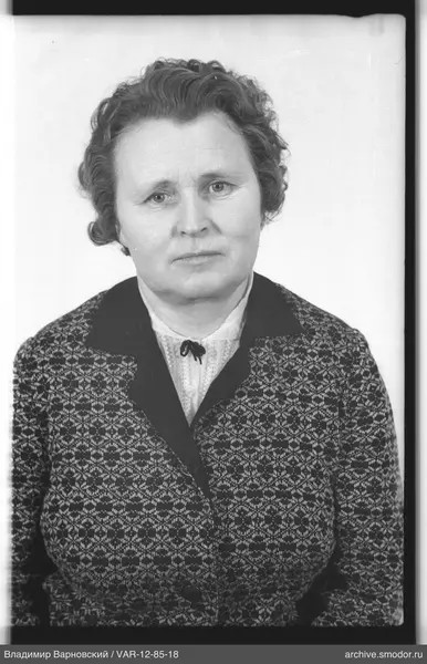 Porträt einer Frau in Jacke und Bluse