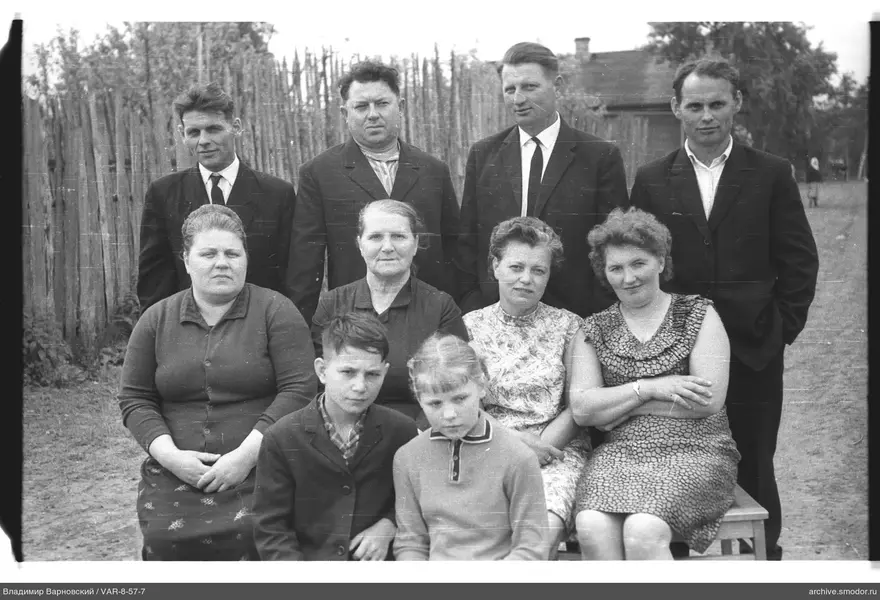 Групповой портрет с мужчинами и женщинами