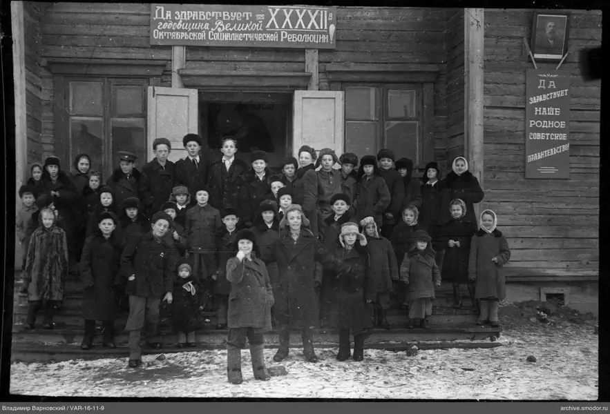 Группа детей на ступенях у здания