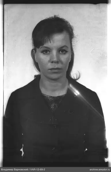 Porträt einer Frau im dunklen Jacke