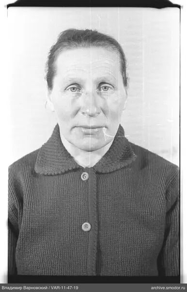 Porträt einer Frau in dunklem Cardigan