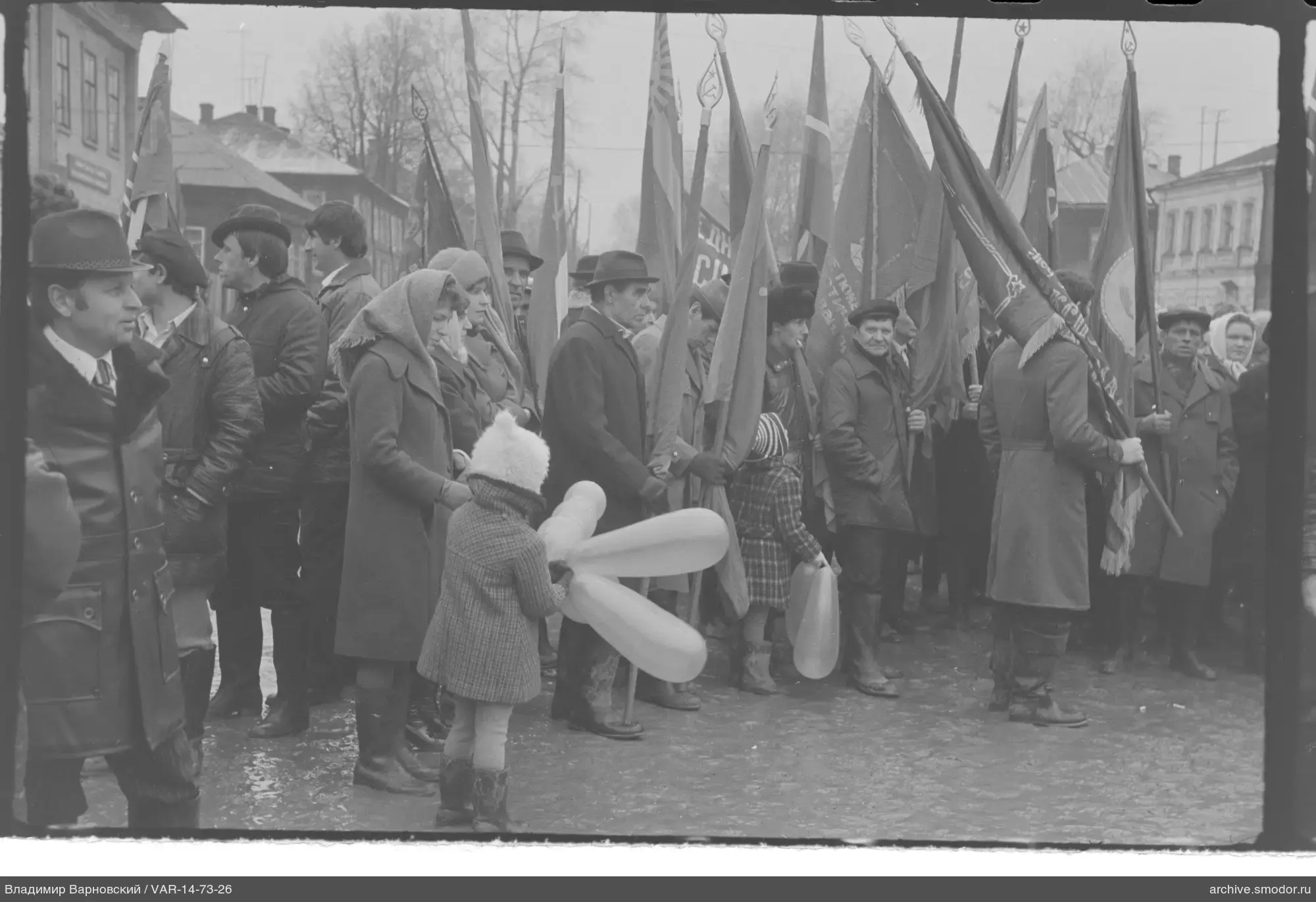 Gruppe von Menschen mit Fahnen auf der Straße